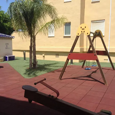 Luz De Luna Moderno En Con Terraza Y Piscina By Family Homes دينايا