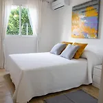 Luz De Luna Moderno En Con Terraza Y Piscina By Family Homes Apartman