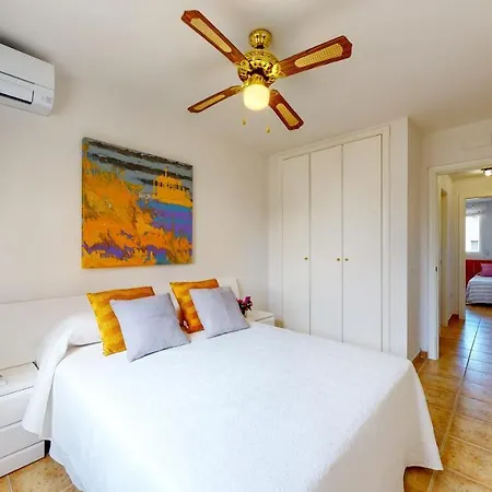 Luz De Luna Moderno En Con Terraza Y Piscina By Family Homes Apartament