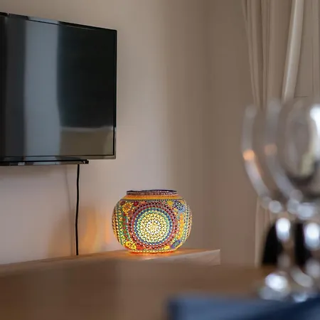 Luz De Luna Moderno En Con Terraza Y Piscina By Family Homes Apartament