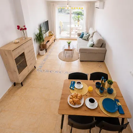 Luz De Luna Moderno En Con Terraza Y Piscina By Family Homes Дения